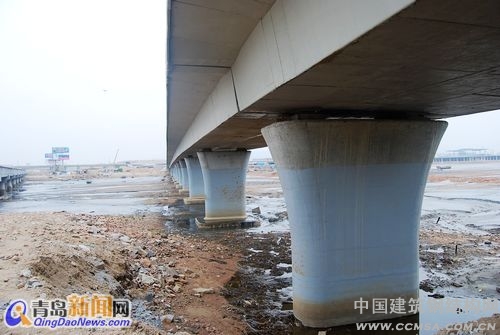 跨海大橋的建成將使青島老港、油港、前灣港連為一個(gè)整體